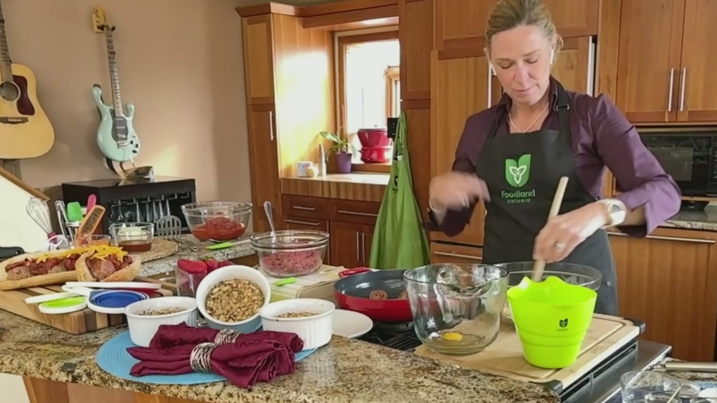 CTV's Leanne Cusack talks to Julie Findlay, 'Mom in the Know,' who shares recipes to cook with the whole family.