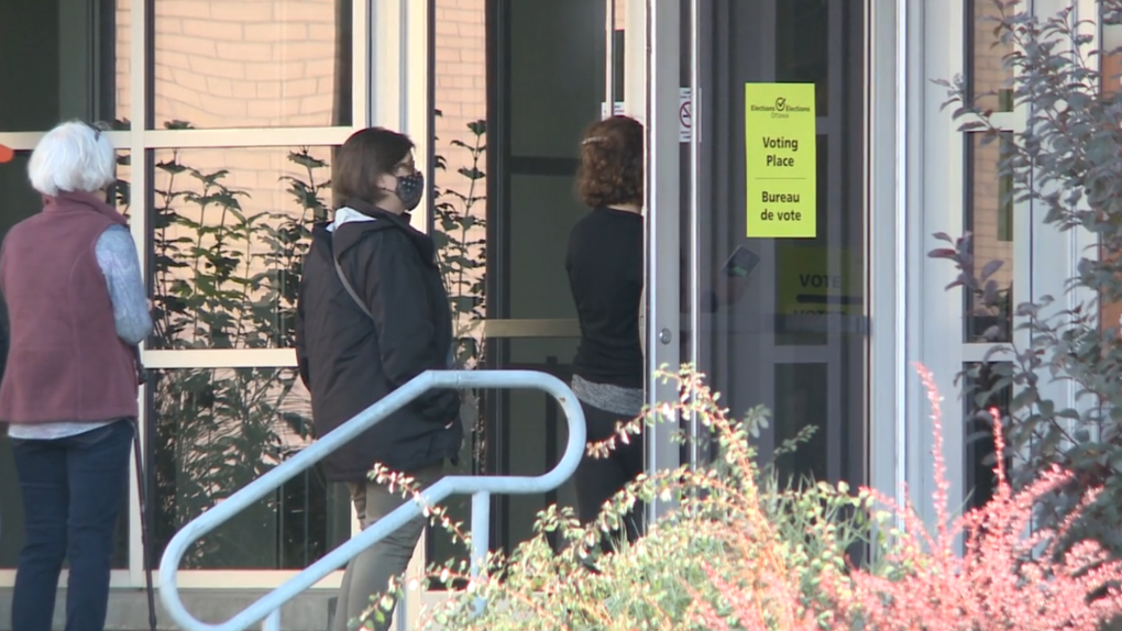 Voters line up outside an advance polling station in Ottawa. Oct. 14, 2022. (Chris Black/CTV News Ottawa)