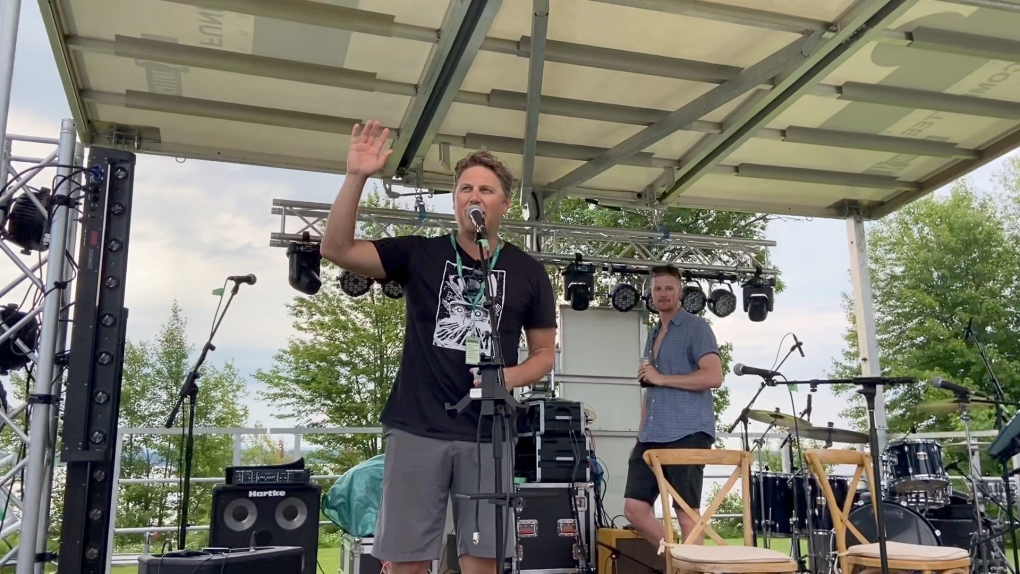 Canadian country music star Jason Blaine speaks to participants at his annual charity golf tournament in Pembroke, Ont. (Dylan Dyson/CTV News Ottawa)