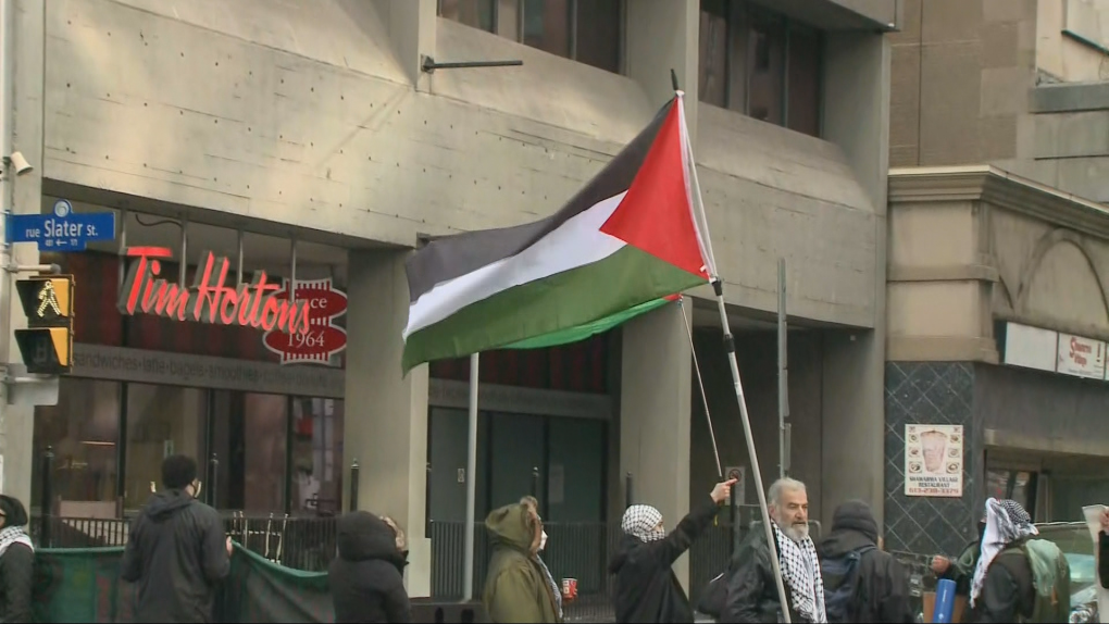 Lunedì mattina le proteste filo-palestinesi hanno bloccato parti del centro di Ottawa