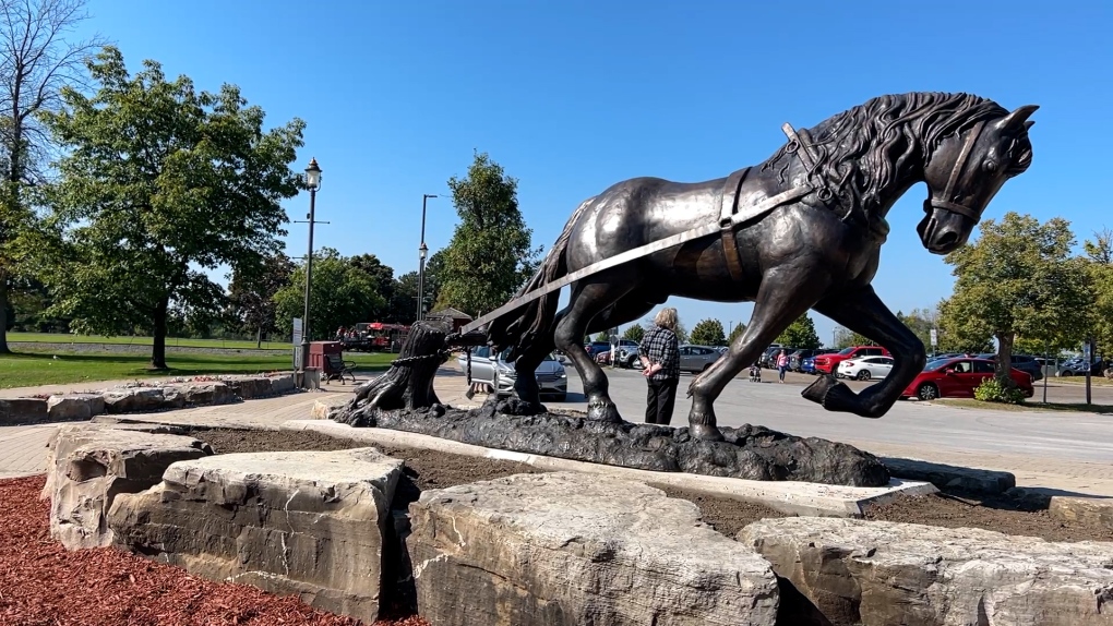 horse-statue-1-7038841-1726429752240.jpg