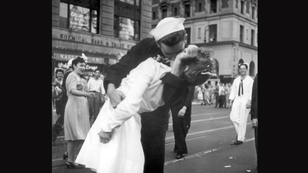 a sailor and a nurse kiss in Time Square